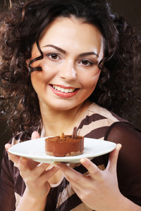 蛋糕的年轻女人