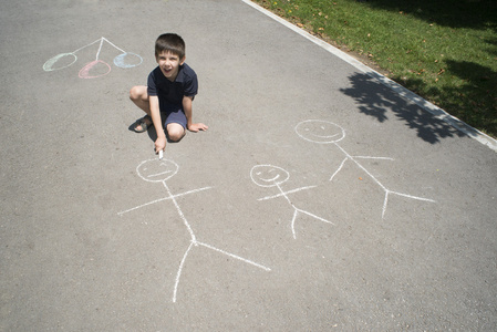 儿童绘图家庭上沥青