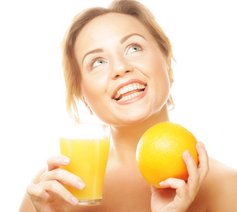 女人控股橙色和果汁
