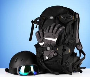冬季运动眼镜 头盔 手套 背包，在蓝色背景
