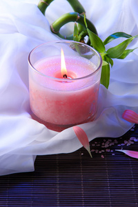 美丽的粉红色蜡烛在竹凉席上图片