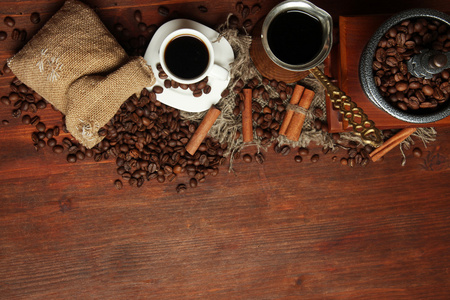 咖啡豆 金属特克和木制背景与副本空间上的咖啡磨