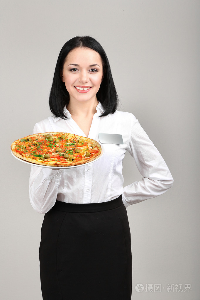 美丽的女孩服务员与披萨上白色隔离照片-正版商用图片1cu4hr-摄图新