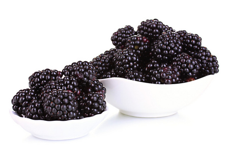甜黑莓在碗上白色隔离