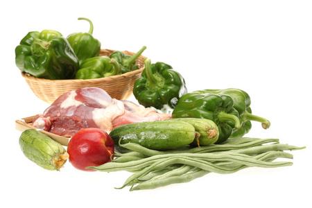 新鲜的肉和蔬菜在白色背景上图片
