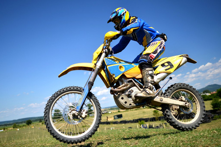 摩托车越野赛车手在实践领域照片
