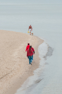 徒步旅行者在海中行走