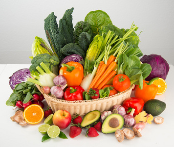 新鲜的蔬菜和水果的分类照片