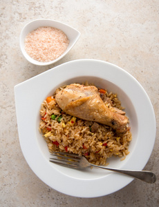 炒鸡腿鸡腿和炒饭简单古晚餐或午餐照片