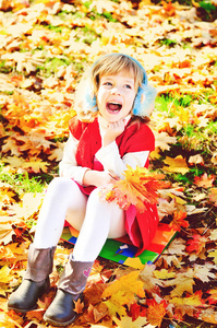 快乐的孩子在秋天公园