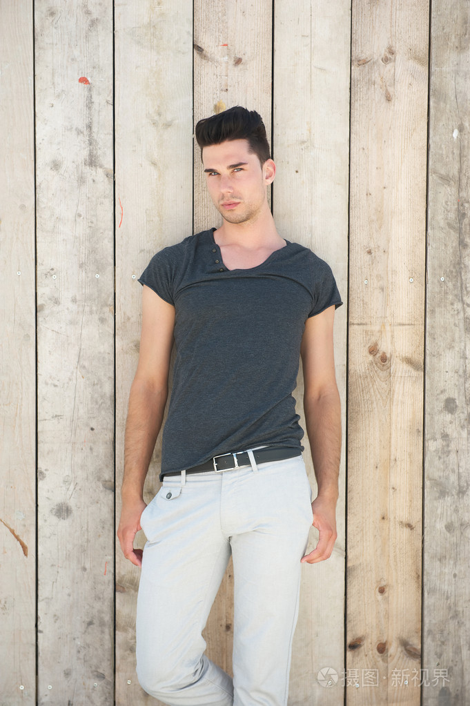 站在户外的英俊男性时装模特