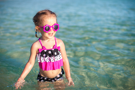 热带海滩度假海的可爱小女孩