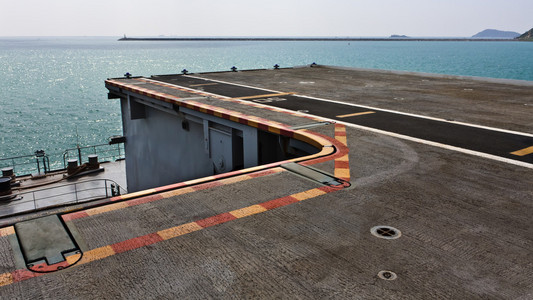 航空母舰跑道在一艘航空母舰的跑道照片