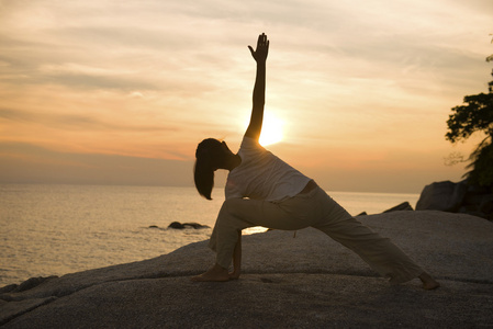 上海滩日落表演瑜伽一个女孩的身影