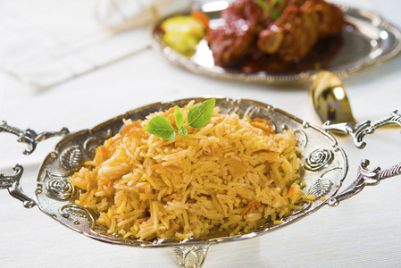 与传统的印度食品 biryani 鸡肉饭