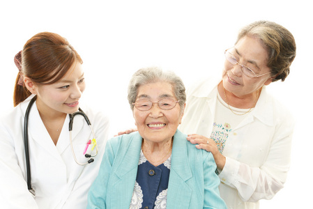 微笑亚洲医学博士和高级妇女