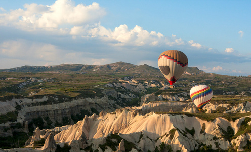 在土耳其卡帕多西亚，上升的热气球