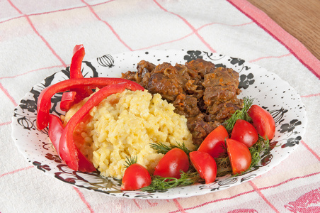 水稻和羊肉炖蔬菜