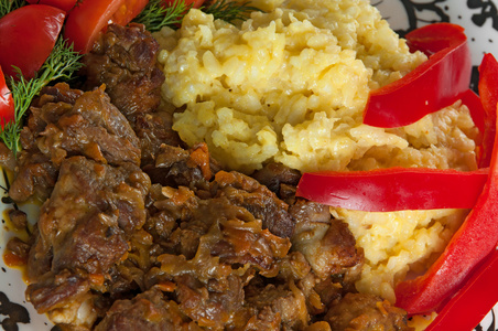 水稻和羊肉炖蔬菜