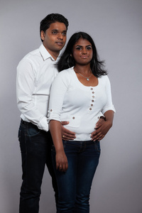 年轻的浪漫印度夫妇。身穿白衬衫和牛仔裤。斯图