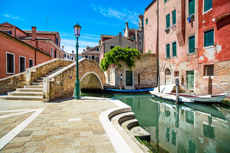 威尼斯城市景观 水渠道 桥梁和传统建筑