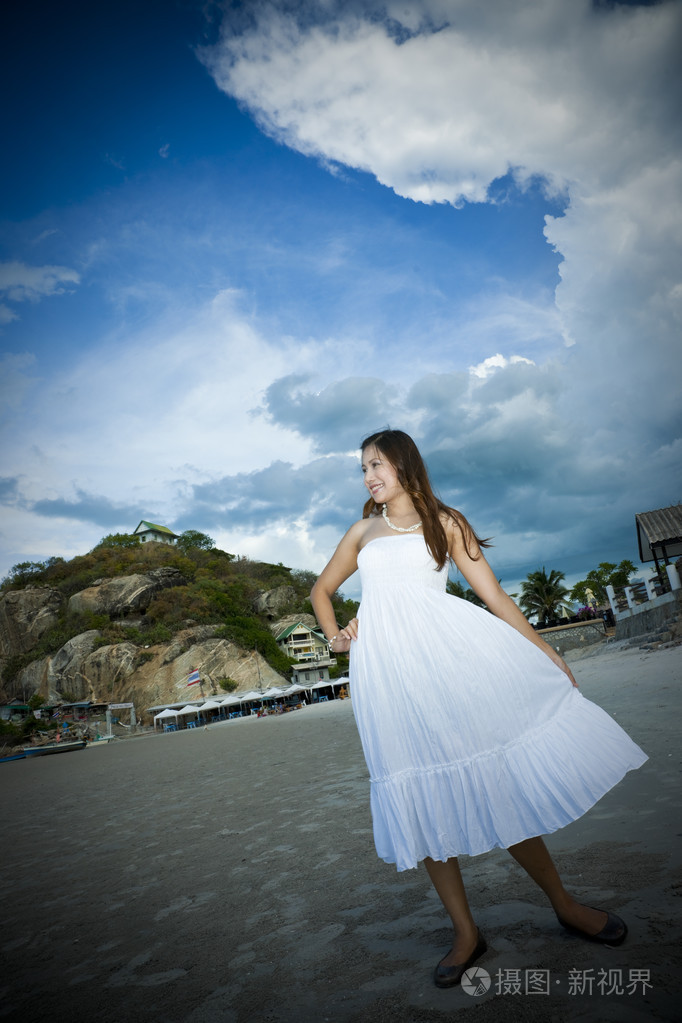 亚洲美女在海滩上