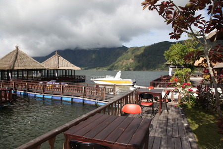 巴厘岛，湖岸上的鱼餐厅