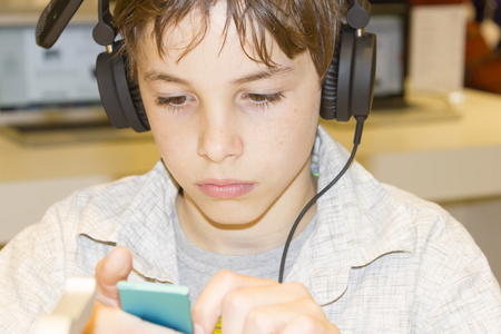 小男孩头戴耳机图片