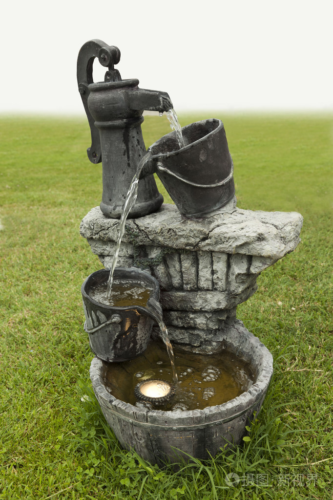 草地上的迷你喷泉