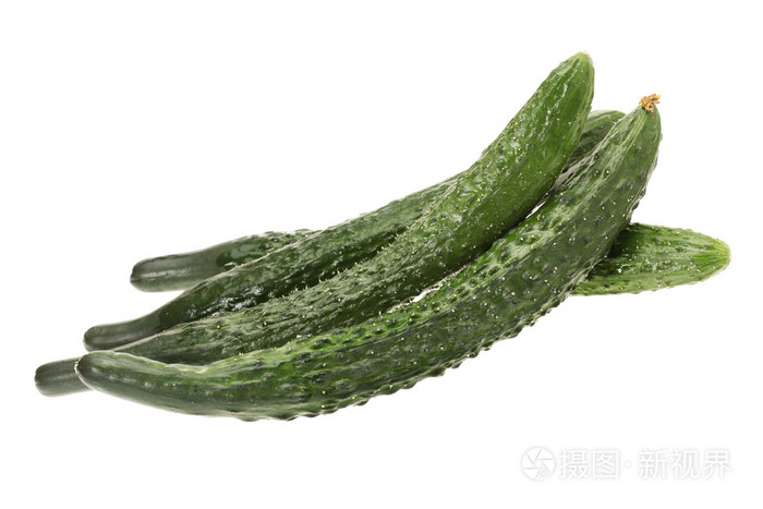 在白色背景上的新鲜黄瓜