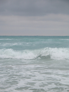 在海滩上大浪