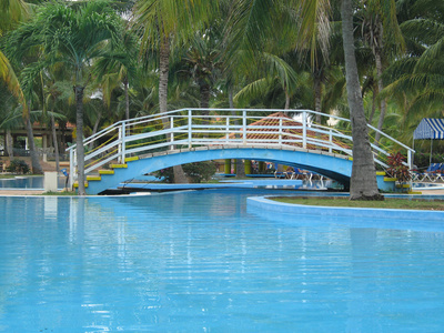 桥梁在游泳池