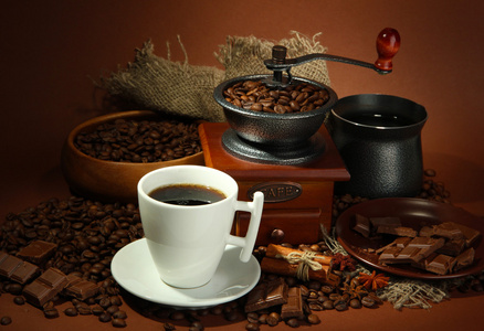 喝杯咖啡 磨床 土耳其人和棕色背景上的咖啡豆