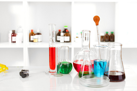 不同实验室玻璃器皿实验室背景上的颜色液体