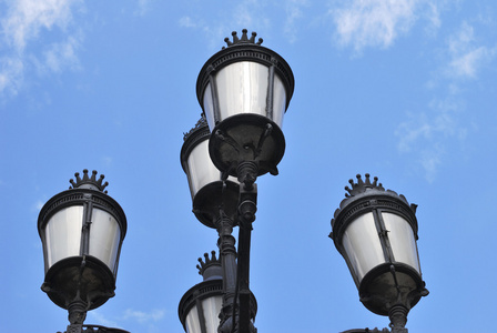 华丽铁艺路灯在巴塞罗那。西班牙