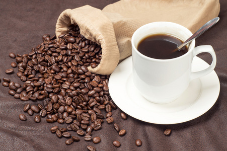 咖啡豆和咖啡杯子