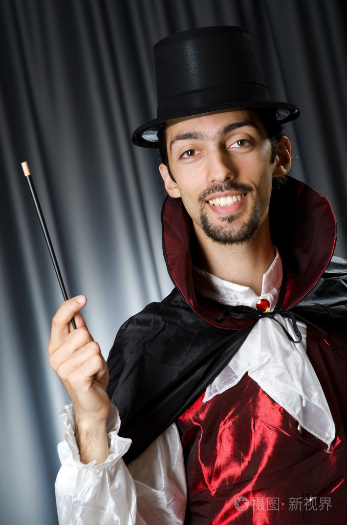 在黑暗的房间与魔杖的魔术师