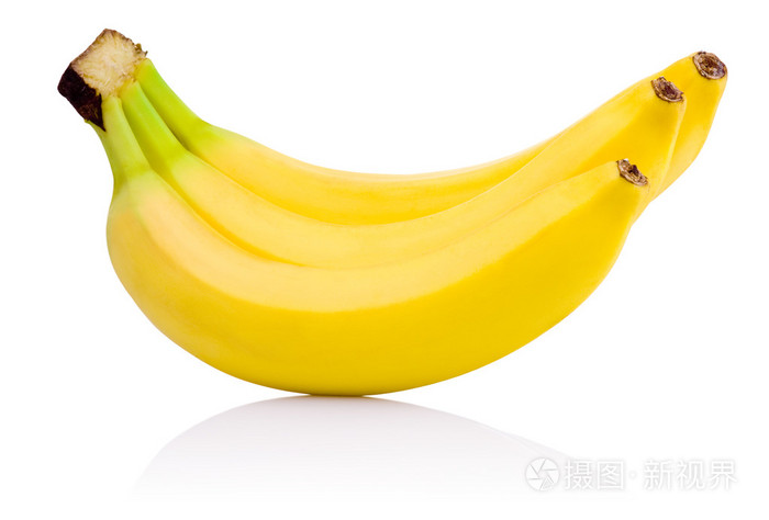 三个黄色香蕉成熟孤立在白色背景上