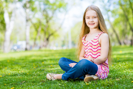 在一个公园的微笑女孩的肖像
