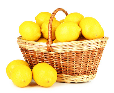 在白色上孤立的柳条篮子里成熟柠檬