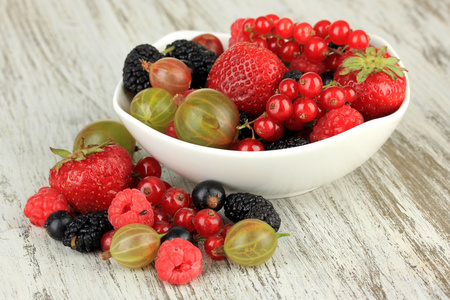 成熟的莓果在碗上表特写