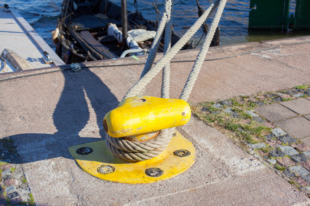 船舶锚泊系柱用重型系泊绳缆