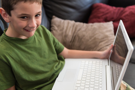 男孩微笑与计算机