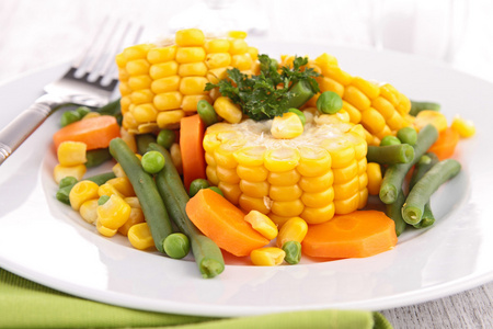 板的玉米和蔬菜