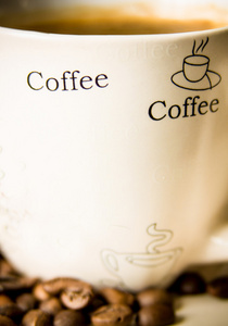 杯白咖啡和咖啡豆