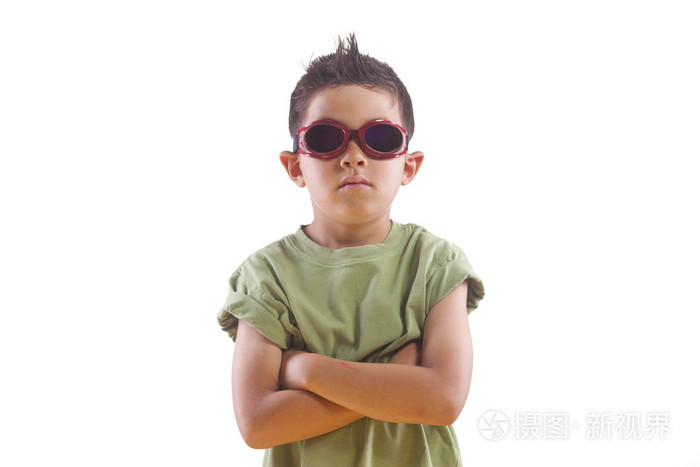 倔强的小男孩戴着眼罩