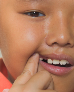 年轻的亚洲男孩只失去了他的乳齿