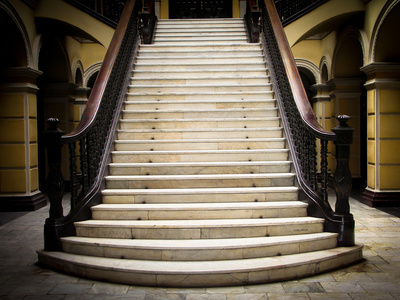 在秘鲁的利马大主教宫殖民地楼梯