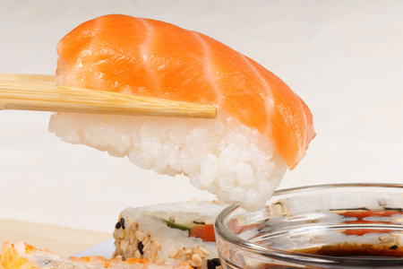 筷子拿一块握寿司