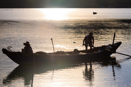 在池塘上船照片